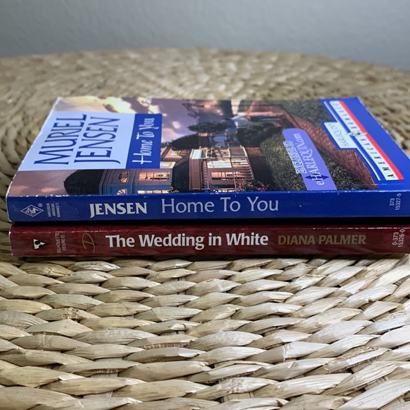 3 Book Bundle: 2 Harlequin Romances & 1 V.C. Andrews Novel. - Picture 6 of 8